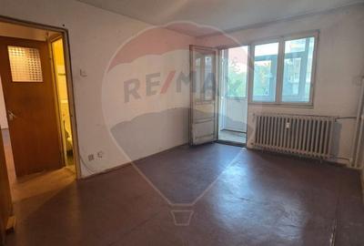 DE VANZARE Apartament cu 4 camere in zona 1 DECEMBRIE 1918 - 7