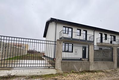Duplex cu 4 camere cu Canalizare în Domnești - 1