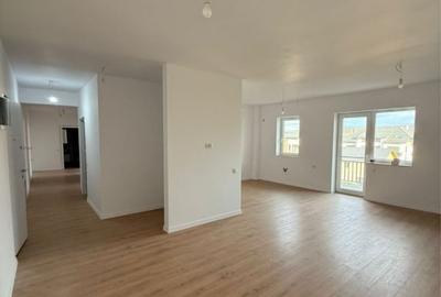 Apartament cu 4 camere decomandat în Tractorul