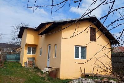 Casă cu 3 camere în Pleașa