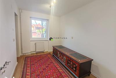 Casă cu 3 camere cu Canalizare în Florilor - 1
