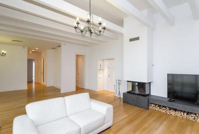 Apartament cu 3 camere semidecomandat, mobilat în Capitale