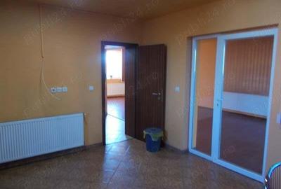 Casă cu 4 camere în Sânandrei