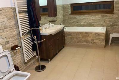 Proprietarul inchiriaza o camera de 40 m - 3