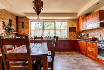 Casă cu 8 camere cu Teren 1000 Mp în Corbeanca