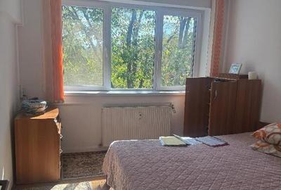 Apartament cu 3 camere semidecomandat în Crângași