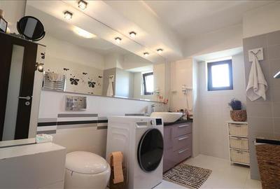 Penthouse cu 3 camere decomandat, mobilat în Palat - 12