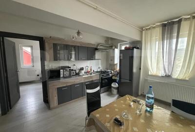 Apartament cu 3 camere semidecomandat, mobilat în Calea Moldovei - 3