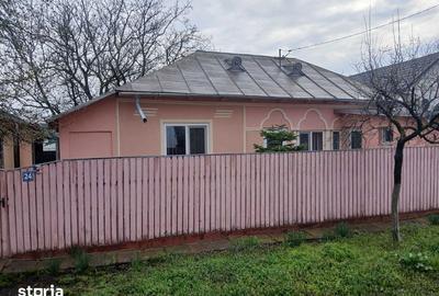 Casă cu 4 camere cu Teren 1500 Mp în Tichilești