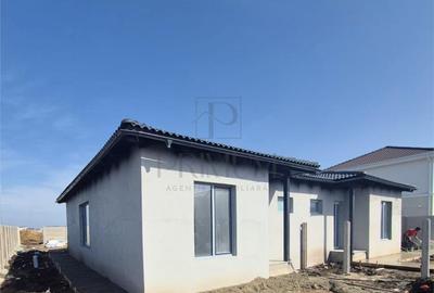 Casă cu 3 camere cu Canalizare în Moșnița Nouă