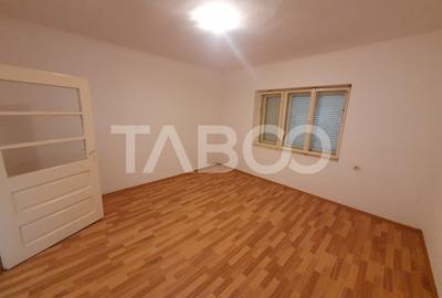 Teren intravilan 1500 mp - parcelabil - utilitati - Front 30 m - 12