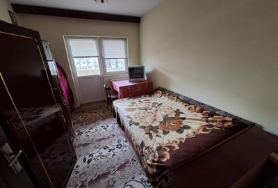 Apartament cu 4 camere, decomandat, etaj 2/4, zona Dacia - 4