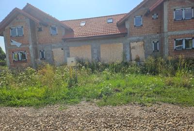 Casa duplex de vanzare,parter cu etaj,3 camere,2bai,garaj,constructie in rosu.