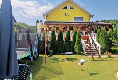 Casă cu 8 camere cu Teren 922 Mp în Livezeni - 2