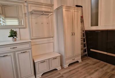 Apartament cu 3 camere semidecomandat în Central - 1