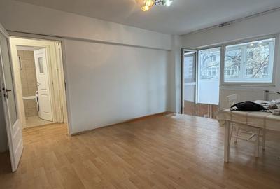 Apartament cu 3 camere semidecomandat, mobilat în Drumul Taberei