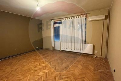 Apartament cu 3 camere decomandat, mobilat în Romanilor