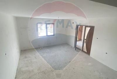 Casă cu 4 camere cu Teren 400 Mp în Beiu - 4