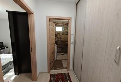 Apartament cu 2 camere semidecomandat, mobilat în Tractorul - 5