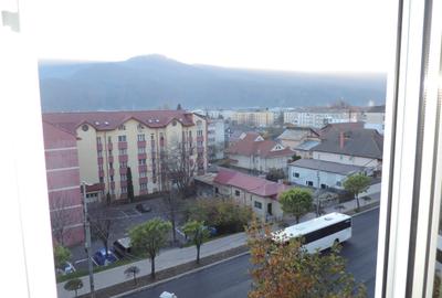 Apartament cu 3 camere decomandat în Mărăței