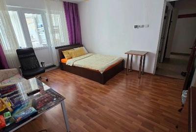 Apartament cu 3 camere semidecomandat în Dacia