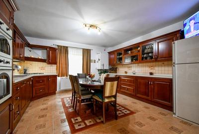 Casă individuală cu 6 camere cu Canalizare în CET - 9