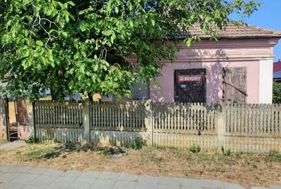 Casa la ?oseaua principala curte 2500m2 curte - 2