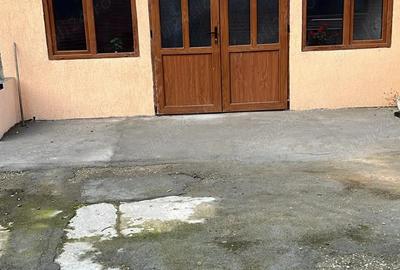 Casa la curte comuna cu oamenii serio?i chiar de treaba 7 familii dar pu?inefamilii sunt - 9