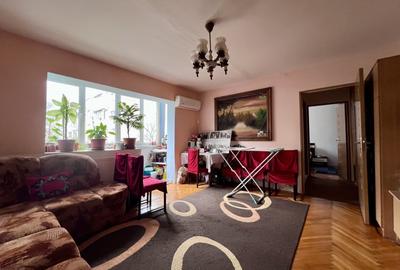 Apartament cu 3 camere semidecomandat, mobilat în Lipovei