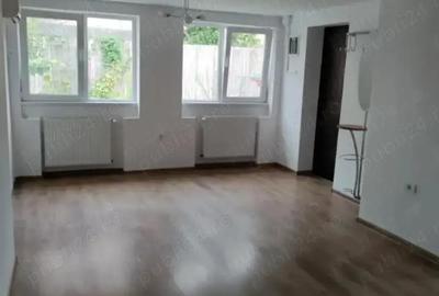 De inchiriat casa nemobilata zona Lipovei