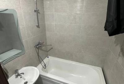 Apartament cu 4 camere decomandat în Tractorul