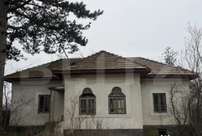 Casă cu 3 camere cu Teren 2714 Mp în Central