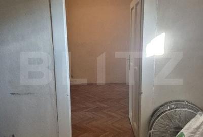 Casa, zona centrala, curte comuna - 2