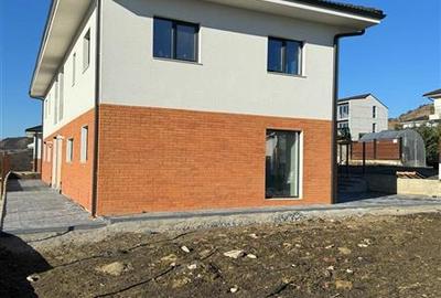 Duplex cu 5 camere cu Canalizare în Chinteni - 4
