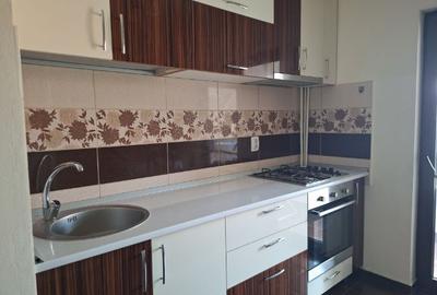 Închiriez apartament cu doua camere, în zona centrala.