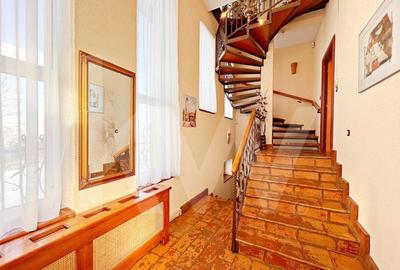 Inchiriere Vila Stil Pensiune, curte mare, filigorie si 6 camere cu baie proprie - 2