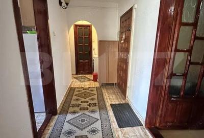 Apartament cu 3 camere decomandat în Rovine