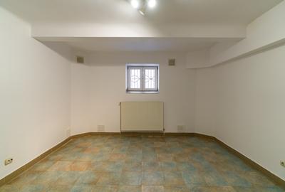 Boxă de 10,8 mp, 250 €/lună Boxă de 10,8 mp, 250 €/lună - 1