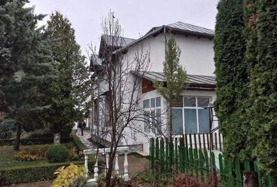 Casă cu 6 camere cu Teren 900 Mp în Pucioasa - 1