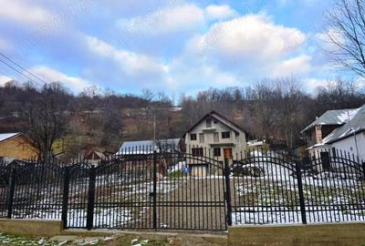 Casă cu 5 camere cu Teren 2500 Mp în Pângărați - 1