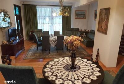 Casă cu 6 camere cu Teren 1600 Mp în Central