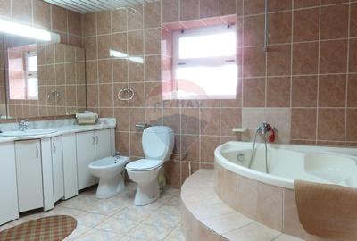 Casă cu 9 camere cu Canalizare în Ultracentral - 17