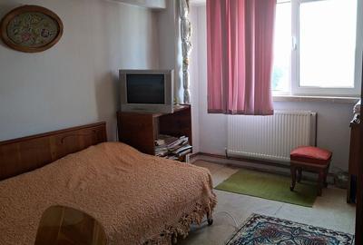Apartament cu 4 camere decomandat în Rovine - 2