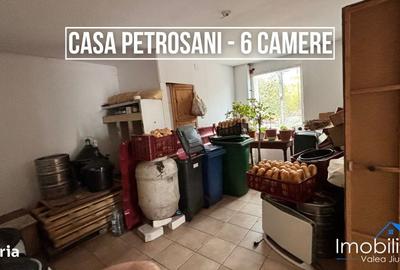 Casă cu 4 camere în Petrila