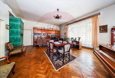 Apartament cu 3 camere semidecomandat în Centrul Istoric
