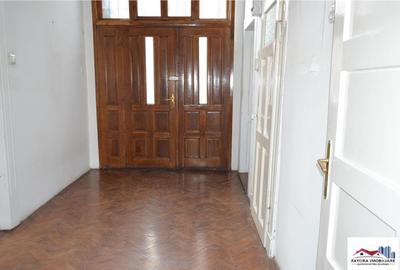 Spațiu comercial, de 190 mp, în Central - 4