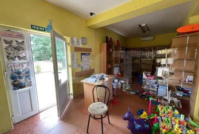 Casa de vanzare, cu 2 camere, zona cu vad comercial.