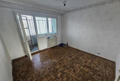 Apartament cu 3 camere semidecomandat în Micro I - 2