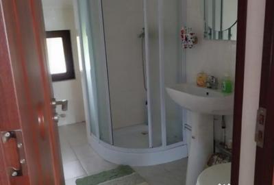 Casă cu 7 camere cu Teren 1330 Mp în Central - 2