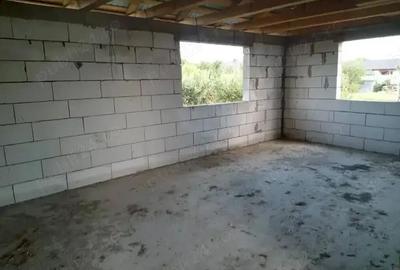 Casă cu Teren 800 Mp în Slobozia (Roznov) - 1